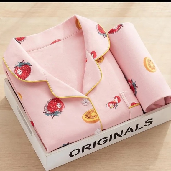 Pajama set - Picture 1 of 3